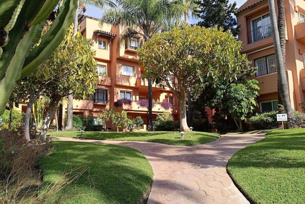 Oleholidays Oasis Junto A Puente * Marbella